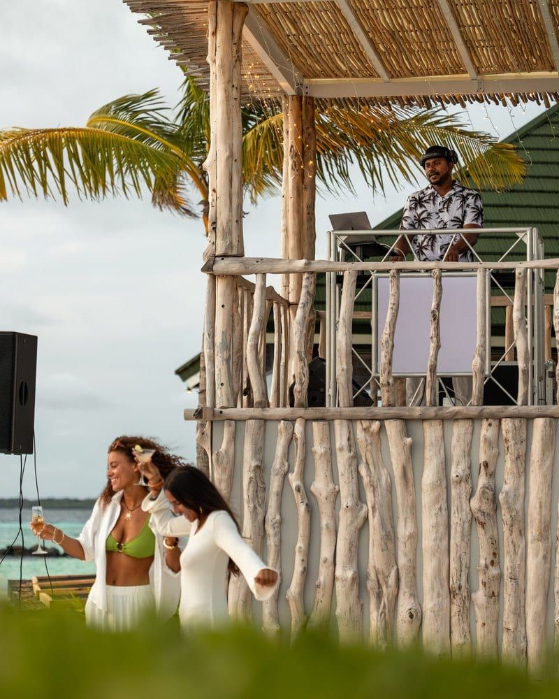 Sun Siyam Beach Club
